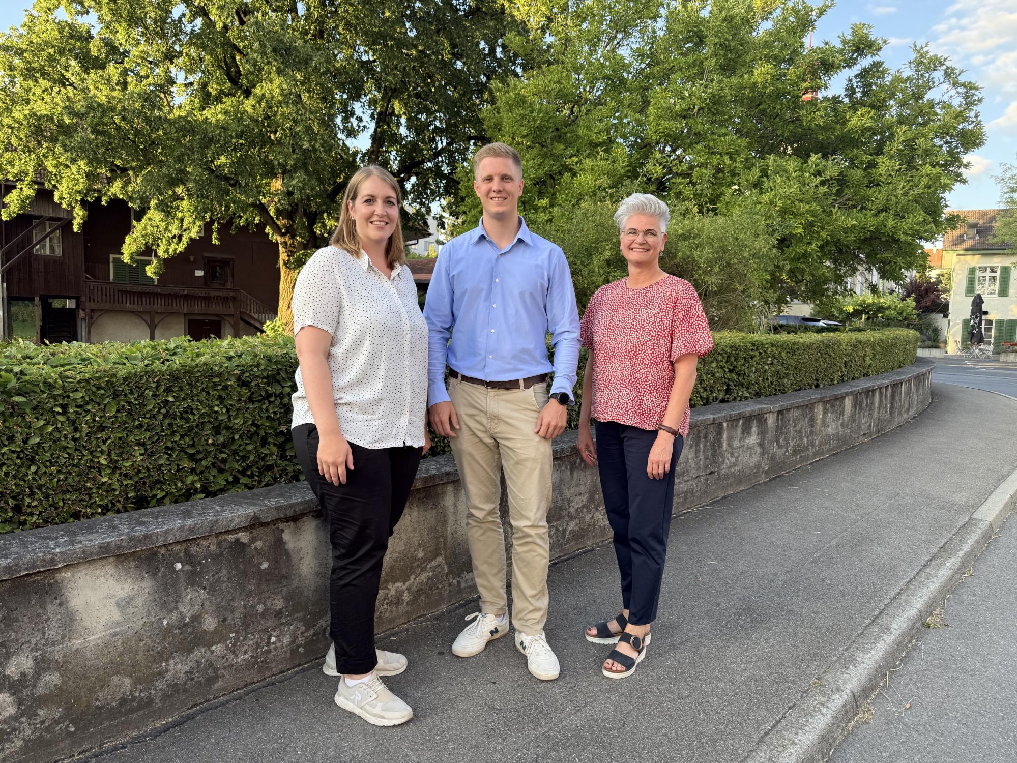 An der Nominationsversammlung: (von links) Petra Ruckli (Co-Präsidentin die Mitte Buttisholz), Joseph Huber (nominierter Gemeinderatskandidat die Mitte Buttisholz) und Helen Affentranger-Aregger (Co-Präsidentin und Kantonsrätin die Mitte Buttisholz). Foto zVg