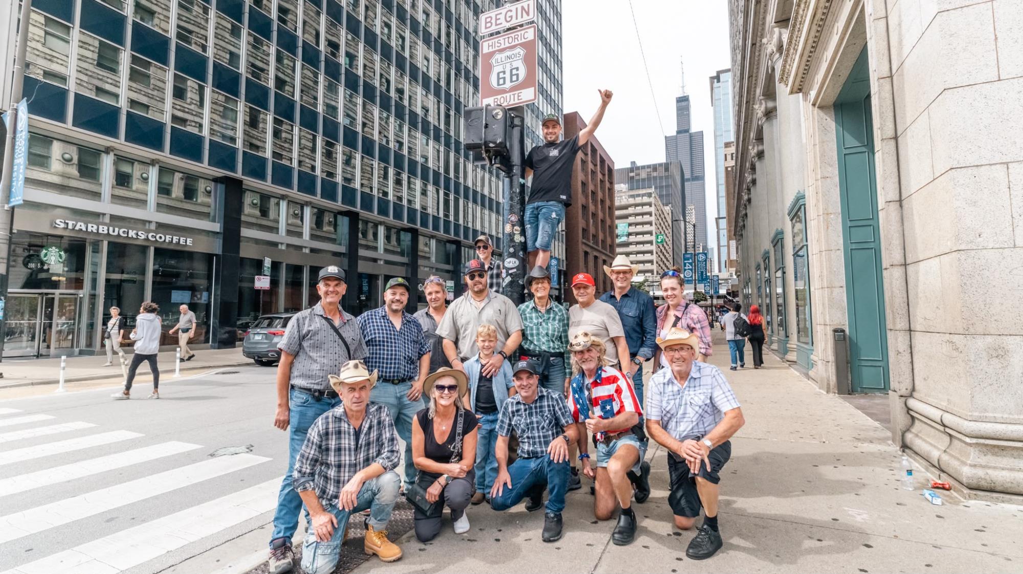 Die Tractor Cowboys am Start der Route 66 mitten in Chicago. Foto zVg
