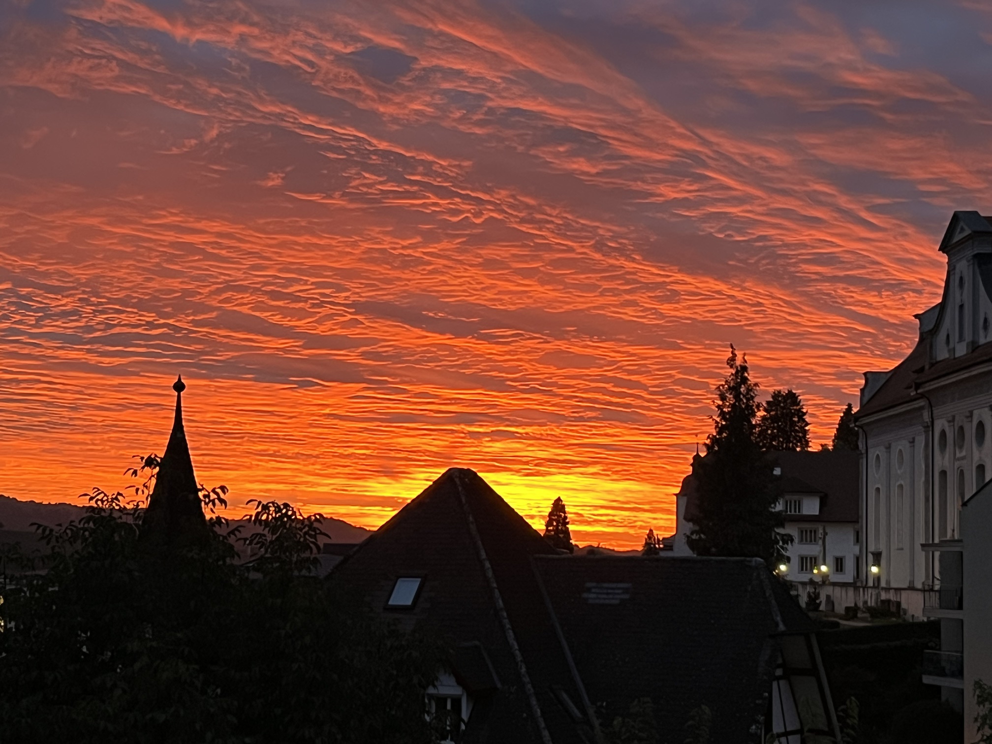 Sonnenuntergang vom 24. September, rechts ist die Mauritiuskirche Ruswil zu erkennen. | Hans Felder, Ruswil 