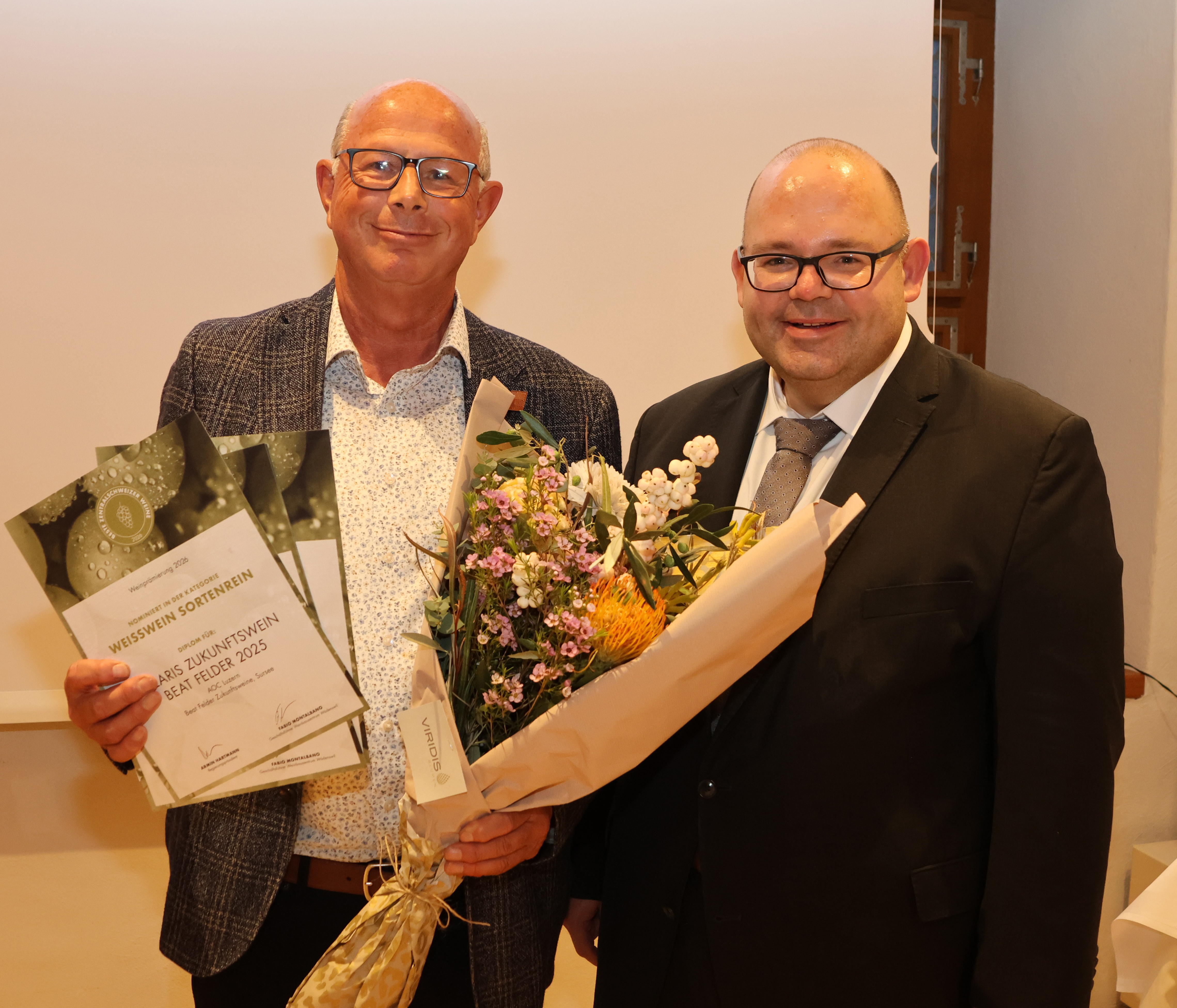 Beat Felder (links) und der Luzerner Regierungsratspräsident Armin Hartmann bei der Preisverleihung. Foto zVg