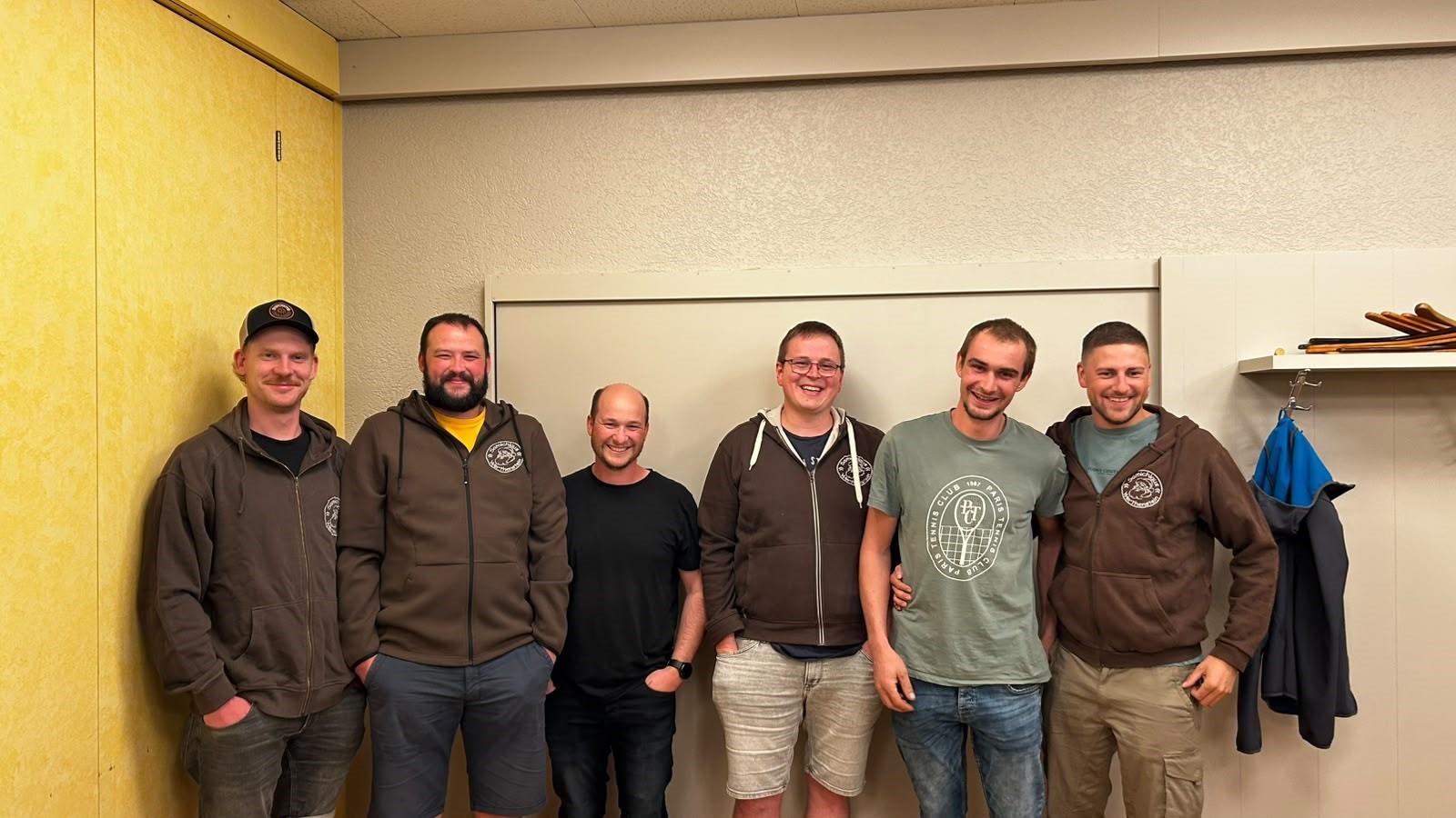 Bisherige und zurückgetretene Vorstandsmitglieder: (von links) Thomas Vogel, Lukas Schnider, Joel Halter (Austritt), Fabian Marbacher, Thomas Wechsler (Austritt), Swen Burri. Es fehlen Mike Burri (Austritt), Lukas Stauffer (Austritt), Lea Burri (Aktuarin). Foto zVg