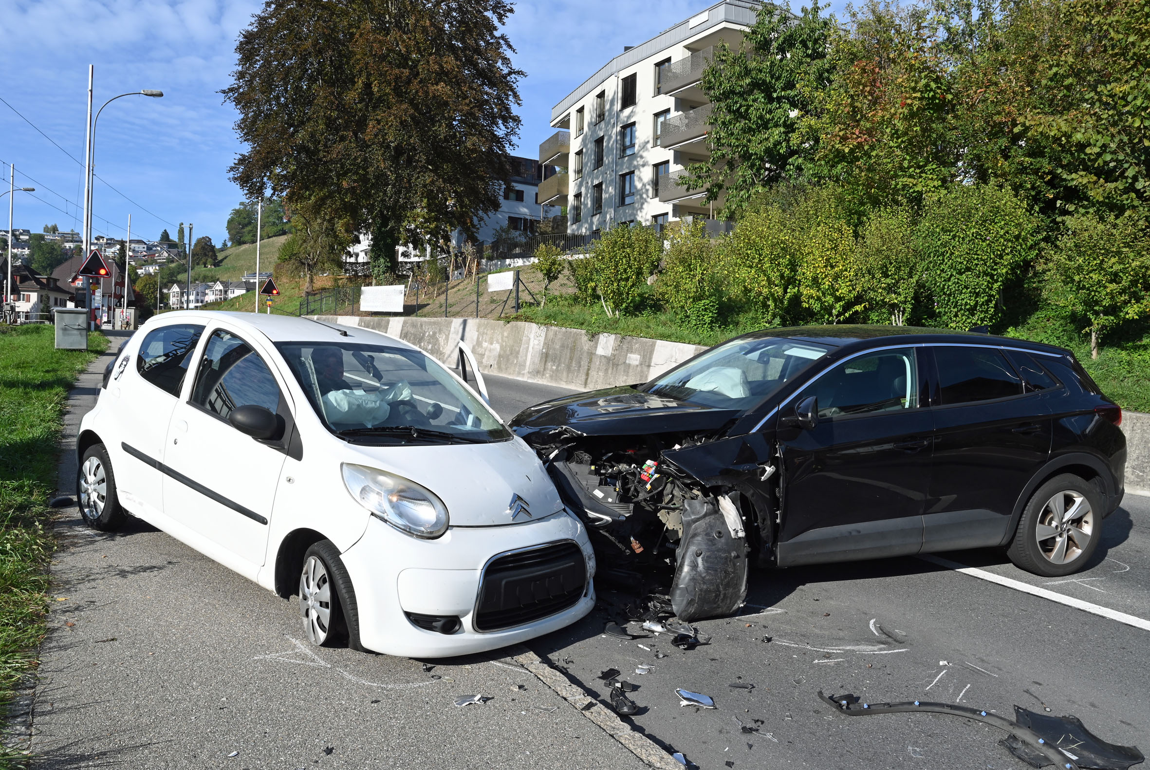 Zwei Autos kollidierten in der Nähe des Bahnübergangs. Foto Luzerner Polizei