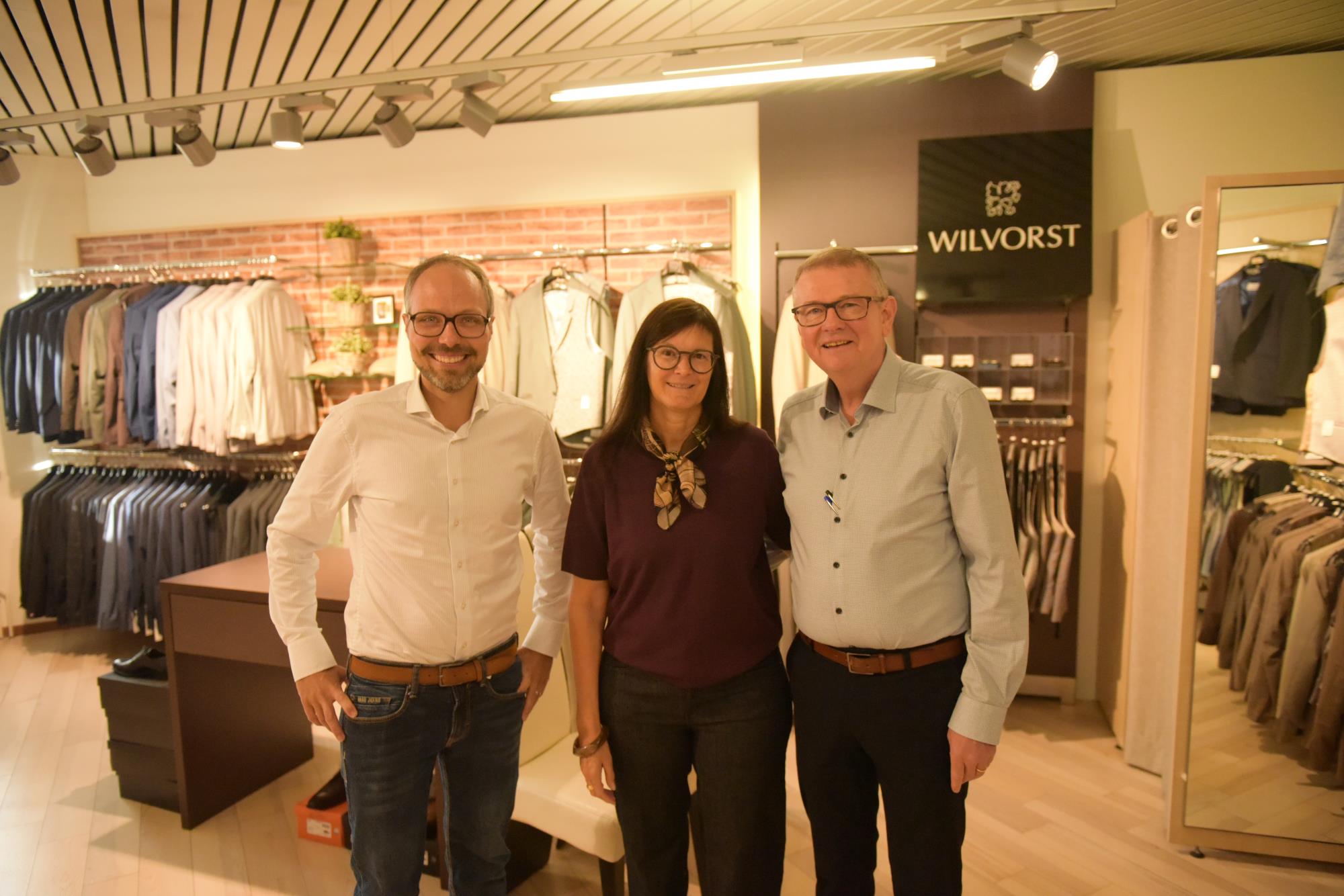 Freuen sich auf die Nachfolgelösung: (von links) Christoph Minder (Minder Mode), 
Anita und Daniel Utz (Utz Mode). Foto Michael Wyss