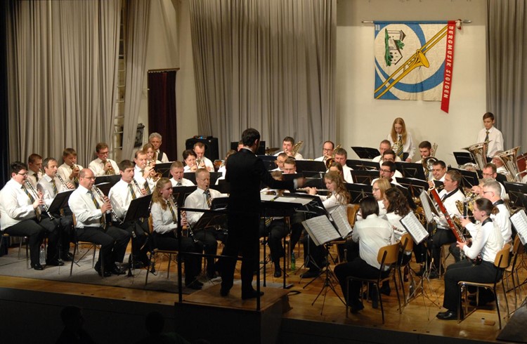 Mit einem abwechslungsreichen Konzertprogramm eröffnete die Bergmusik Sigigen musikalisch das neue Jahr. Foto Céline Erni