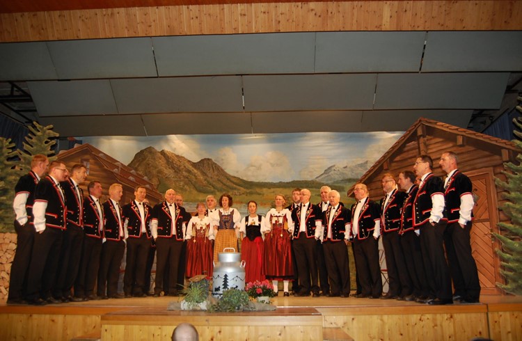 Der Jodlerklub Schlossgruess auf der Konzert Bühne im Gemeindesaal Buttisholz. Foto Willi Rölli
