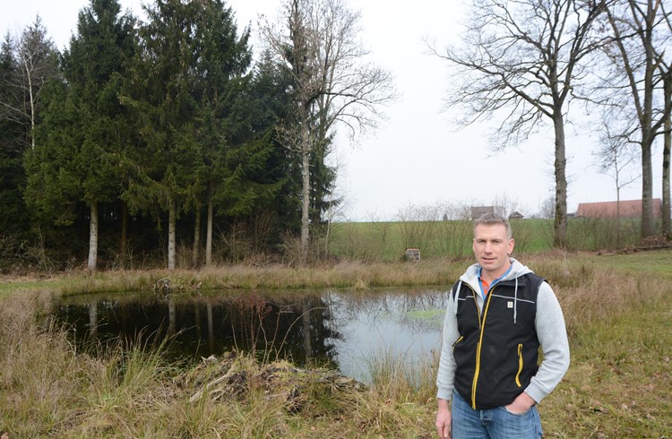 Bislang ist der Hellbühler Franco Muff der einzige Landwirt in Neuenkirch, der einen Weiher angelegt hat, um die Artenvielfalt zu fördern. Foto zVg