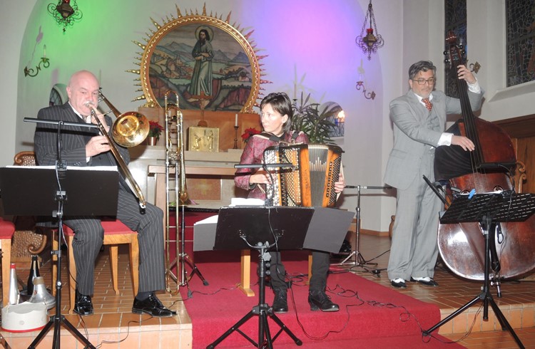 Das «Trio Capella» mit (von links) Armin Bachmann, Claudia Muff und Peter Gossweiler beim Jännerloch-Konzert in der Bruderklausenkirche Sigigen. Foto Josef Stirnimann-Maurer