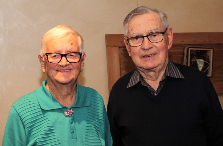 Anna und Sebastian (Baschi) Muff gaben an der Generalversammlung nach 67 Jahren den Austritt aus dem Chor Cantamus bekannt. Foto zVg