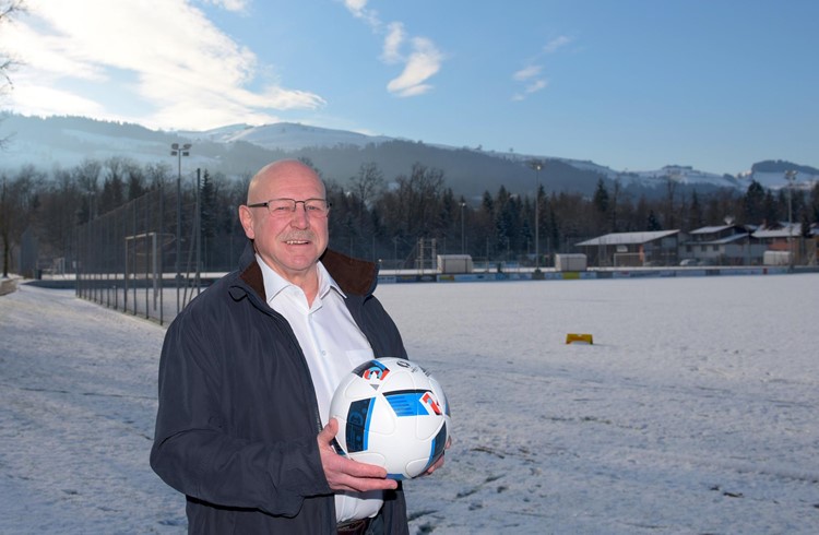 Xaver «Veri» Gloggner war während 21 Jahren Präsident des FC Malters. Nun tritt der Vereinshöchste zurück. Im Hintergrund sieht man die schneebedeckten Spielfelder der Sportanlage Oberei. Foto Michael Wyss