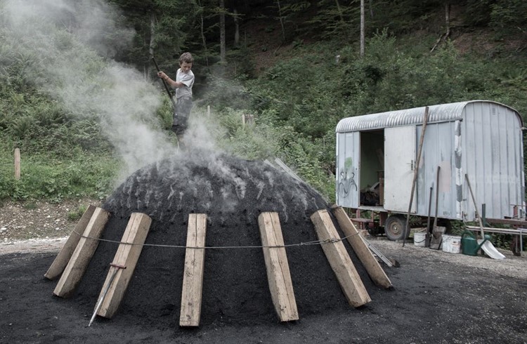 Eine alte Kunst neu entdeckt: Der Dokumentarfilm «Köhlernächte» gibt Einblick in die Welt der Kohlebrenner. Foto zVg