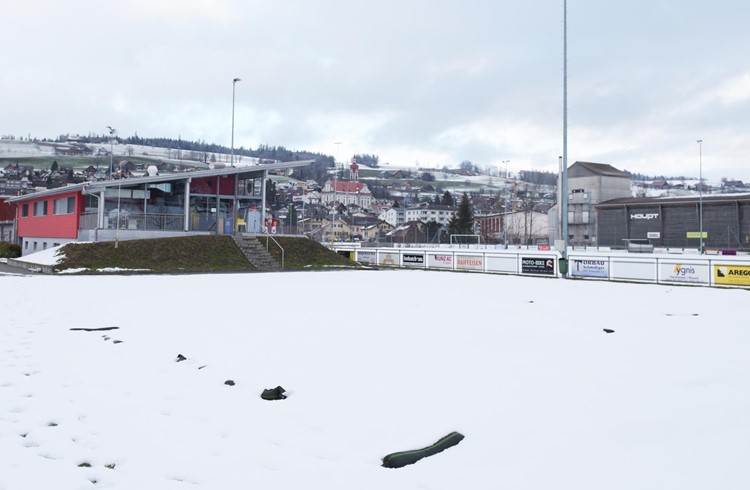 Die neue Schwinghalle Ruswil soll auf der Sportanlage Schützeberg, auf dieser schneebedeckten Wiese und in der gleichen Flucht wie das FC-Clubhaus, realisiert werden. Foto Michael Wyss