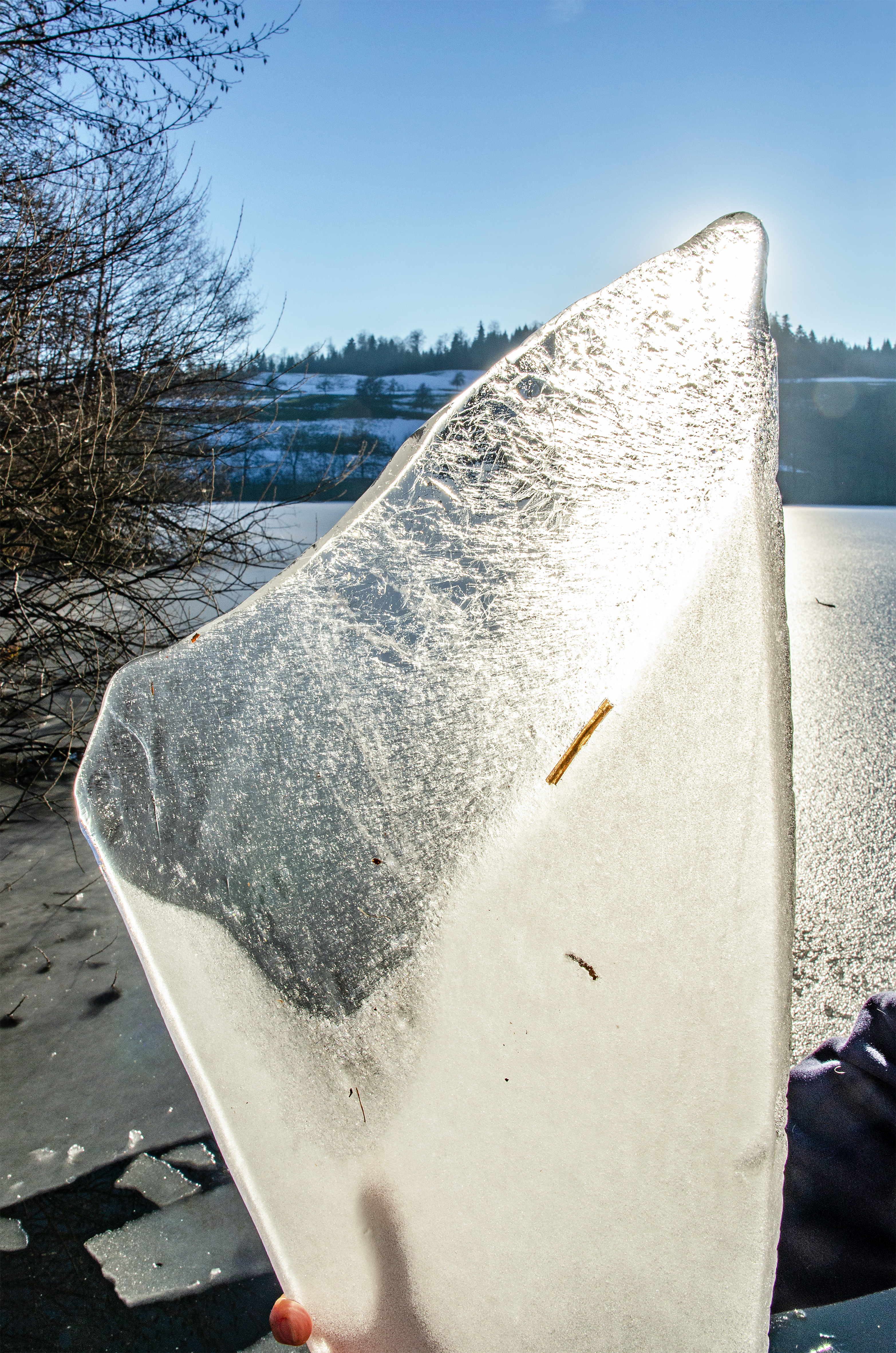 Eisscholle vom Soppensee ins rechte Licht gerückt. Sieht sehr dramatisch aus.  Und: alles ist schon wieder Vergangenheit.  | Stefan Dubach, Ruswil