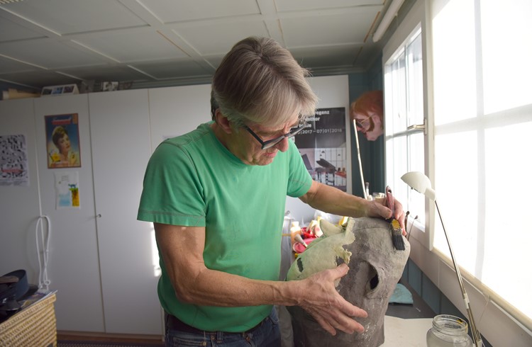 Christian Vannay in seinem Atelier bei den letzten Vorbereitungsarbeiten. Foto Michael Wyss