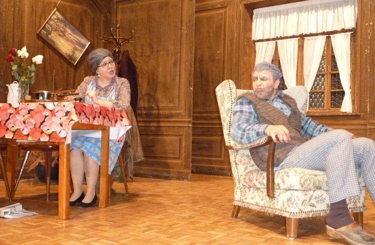 Haushälterin Irma Streit (gespielt von Regina Marti) versucht den störrischen Rentner Fritz Steiner (Urs Mattmann) zu einem gemeinsamen Mittagessen zu überreden. Foto zVg Haushälterin Irma Streit (gespielt von Regina Marti) versucht den störrischen Rentner Fritz Steiner (Urs Mattmann) zu einem gemeinsamen Mittagessen zu überreden. Foto zVg