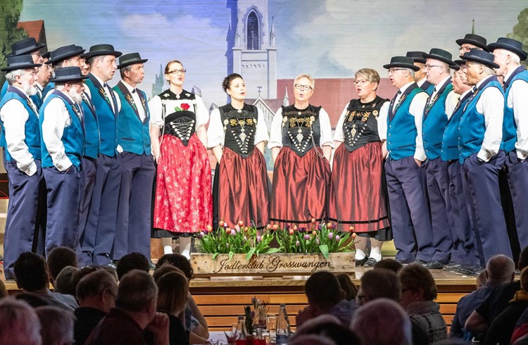 Die Jodlerinnen und Jodler des JK Grosswangens erfreuten die Besucherinnen und Besucher beim Konzert im Ochsensaal. Foto Tobias Meyer-Stöckli