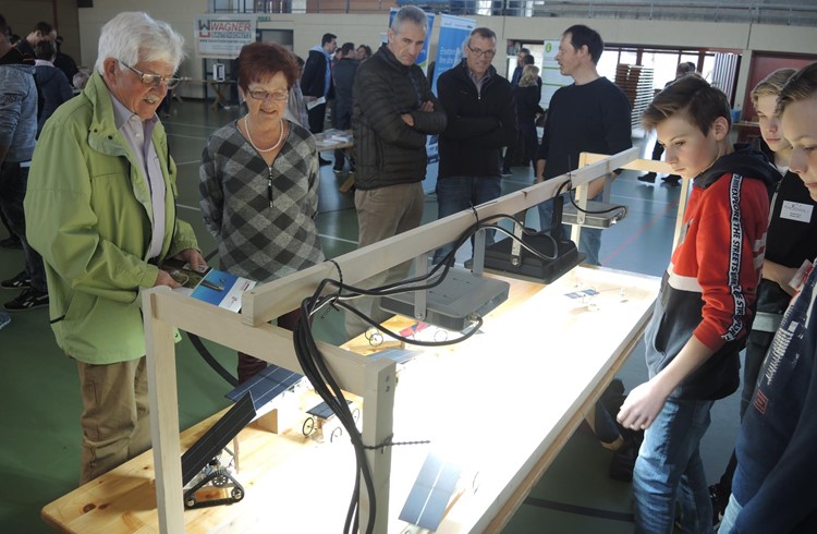 Bei der Tischmesse präsentierten sich nebst zwölf Energie-Firmen auch Oberstufenschüler mit ihren selbst konstruierten Solarmobilen, die im künstlichen Sonnenlicht umherflitzten. Foto Josef Stirnimann-Maurer