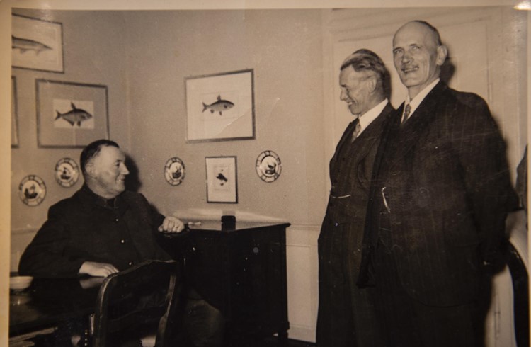 Die Person rechts aussen auf dem Bild heisst Josef Hodel, alt Gemeindepräsident, von Buttisholz. Wer kennt die beiden anderen Personen? Foto zVg