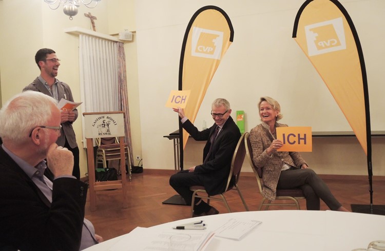 Beide übernehmen gern die Führung: Andrea Gmür und Leo Müller im Quiz von Hanspeter Renggli. Foto Josef Stirnimann-Maurer Beide übernehmen gern die Führung: Andrea Gmür und Leo Müller im Quiz von Hanspeter Renggli. Foto Josef Stirnimann-Maurer