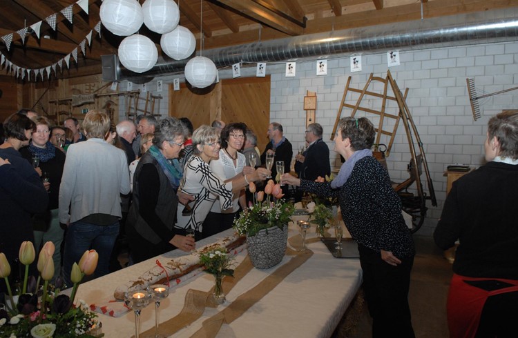 Das 10-Jahr-Jubiläum von agriCatering bot Anlass zu regem Austausch zwischen Mitarbeiterinnen, Ehemaligen und Gästen. Foto Céline Erni Das 10-Jahr-Jubiläum von agriCatering bot Anlass zu regem Austausch zwischen Mitarbeiterinnen, Ehemaligen und Gästen. Foto Céline Erni
