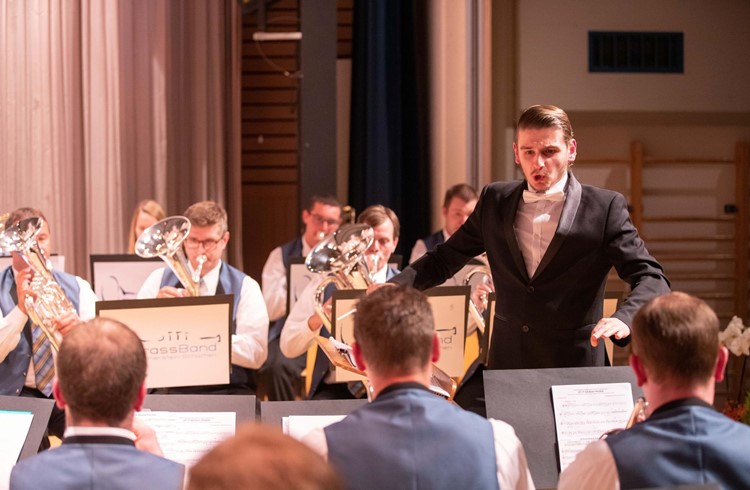 Der neue Dirigent Sebastian Linz bei seinem Auftritt mit der Brass Band Werthenstein-Schachen. Foto Tobias Meyer