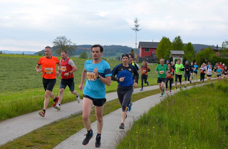 Im Bild: Läuferinnen und Läufer der Kategorie Hauptklasse. Foto Michael Wyss