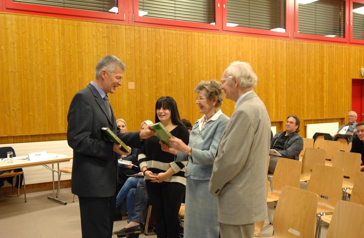 Gemeinderatspräsident Franz Zemp (von links) überreicht Blerta Desku, Ingeborg und Knut Hansen das Buttisholzer Buch zur Einbürgerung. Foto Céline Erni