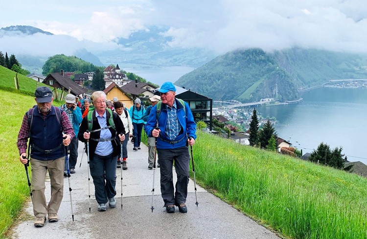 Seniorinnen und Senioren auf dem Weg zur Themenwanderung über den Bürgenstock. Foto Tony Albisser