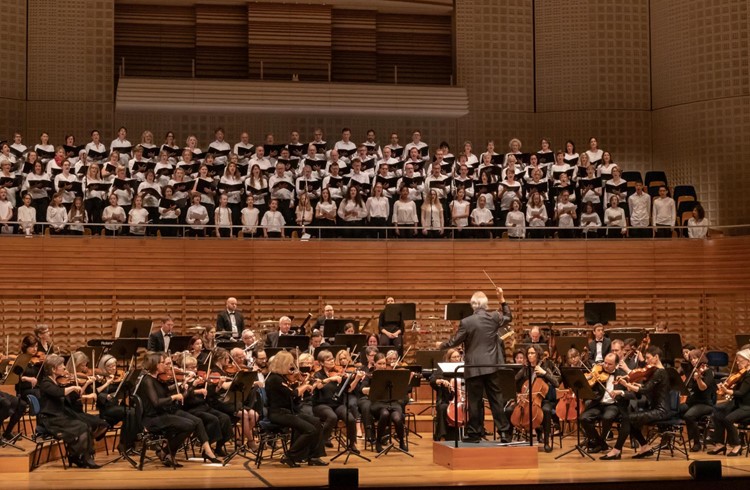 Die rund 200 Mitwirkenden bei ihrem Auftritt im KKL zum 150-Jahr-Jubiläum des Stadtorchesters Luzern. Foto zVg