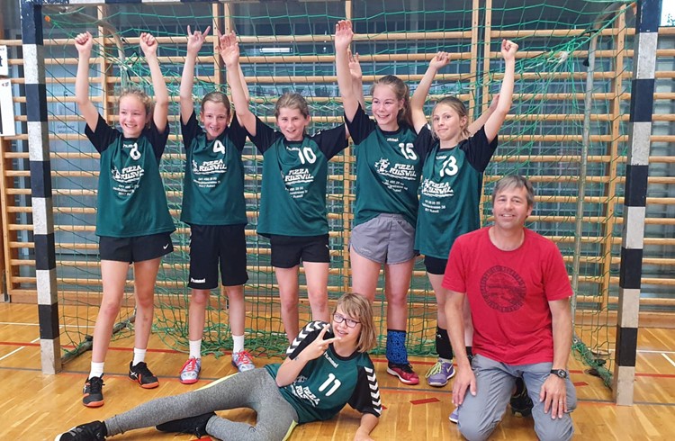 Die 6. Klasse vom Dorfschulhaus holte Gold an der Schweizermeisterschaft. Betreut wurden die jungen Girls von Martin Lipp. Foto zVg