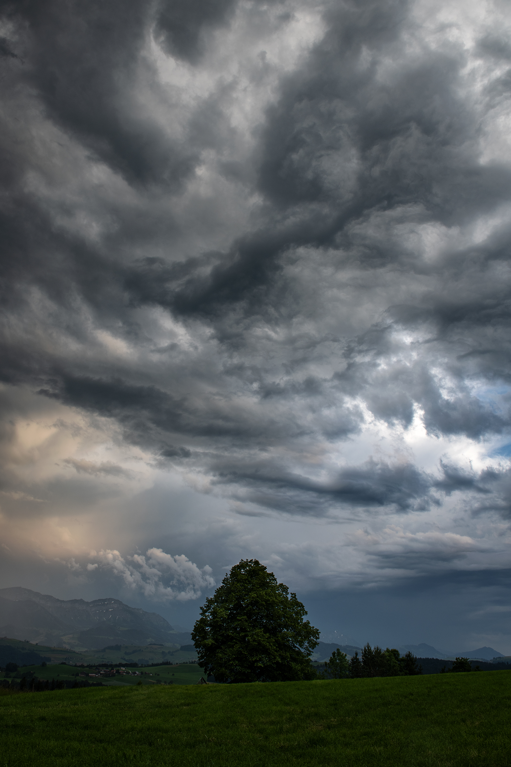 Gewitterstimmung über dem Pilatus vom Homberg (Ruswil) aus gesehen. | Stefan Dubach, Ruswil