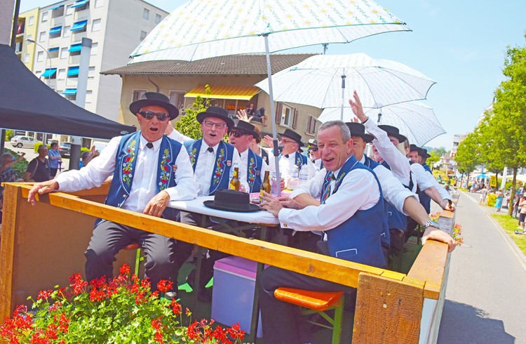 Die Jodlerinnen und Jodler vom JK Echo vom Rotbach Hellbühl bei ihrem Auftritt am Umzug. Foto Michael Wyss Die Jodlerinnen und Jodler vom JK Echo vom Rotbach Hellbühl bei ihrem Auftritt am Umzug. Foto Michael Wyss