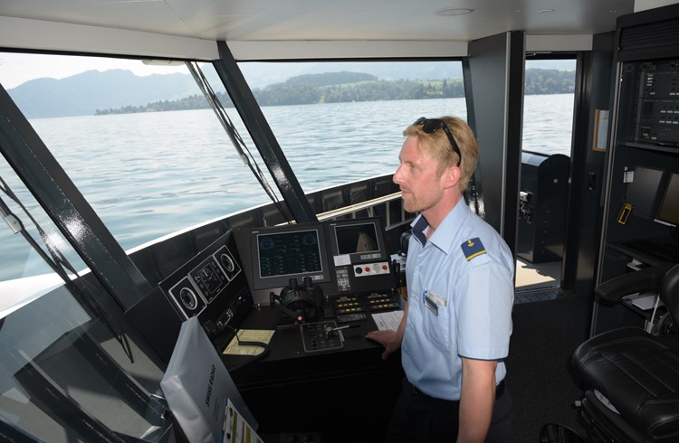 Jonas Vannay im Schiffsführer-Cockpit. Foto Michael Wyss