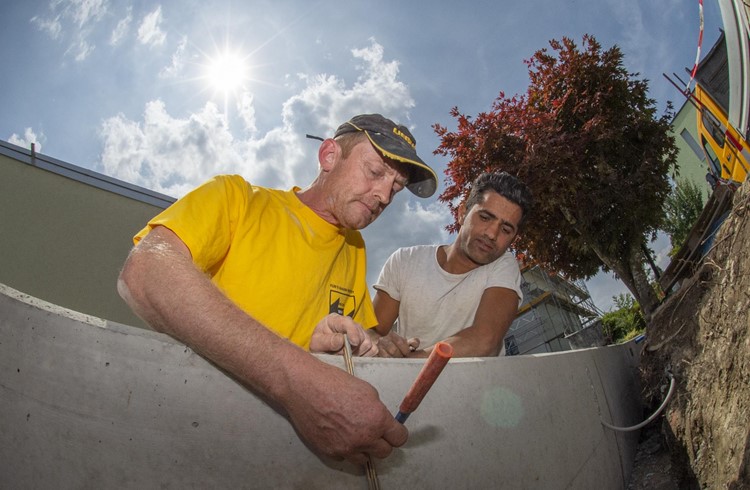 Martin Ottiger (links) und Saboor Saffi beim Verrichten von Arbeiten an der prallen Sonne. Fotos Erwin Ottiger