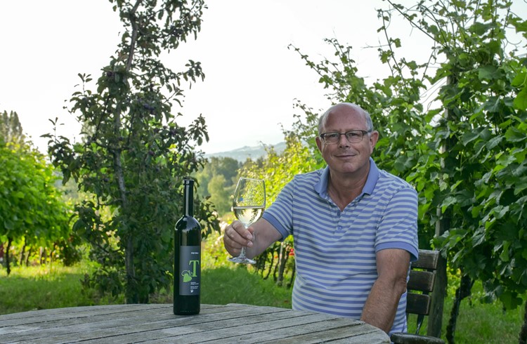 Beat Felder, Geschäftsführer Weinbau Mariazell, freut sich über die zwei Goldauszeichnungen und die Nomination zum Final des Grand Prix du Vin Suisse. Foto zVg