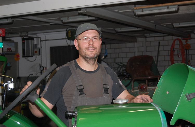 Markus Büchlers Leidenschaft: alte Traktoren in neuem Glanz erstrahlen lassen. Foto Willi Rölli