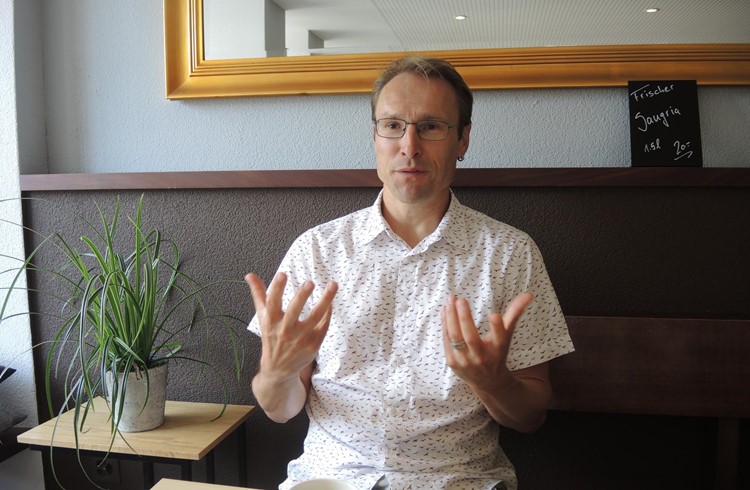 Adrian Wicki im Café Chrämerhus beim Gespräch mit dem Anzeiger vom Rottal-Korrespondenten. Foto Josef Stirnimann-Maurer