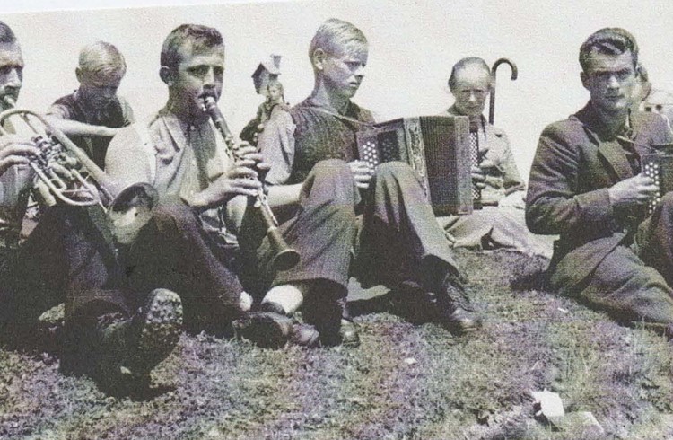 Ausflug der Braunviehzuchtgenossenschaft im Juli 1945 auf die Rigi: Dritter von links am Schwyzerörgeli der Verfasser der Festschrift Josef Erni in jungen Jahren. Foto zVg