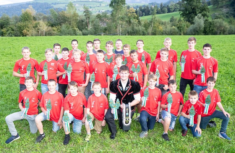 Die erfolgreichen Nachwuchsschwinger des Schwingklubs Rottal eroberten sich 28 Auszeichnungen.  In der Mitte: Tagessieger Ueli Zürcher. Foto Tobias Meyer
