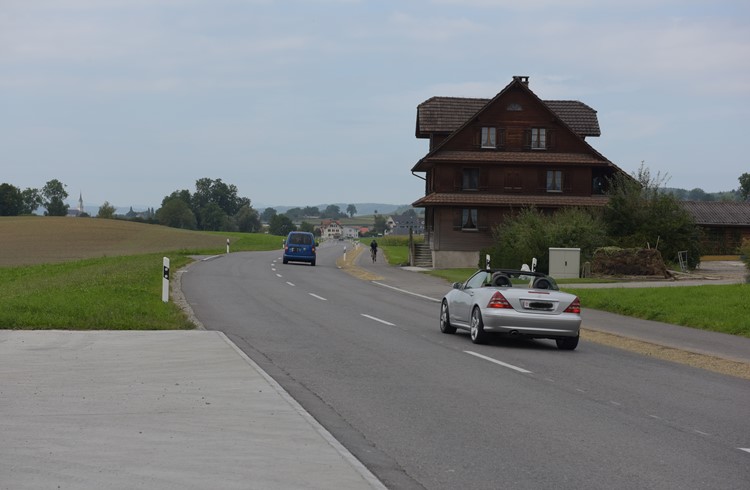 Die Kantonsstrasse K12 zwischen Buttisholz und Grosswangen, hier in der Wacht, wurde auf einer Länge von 3230 Metern saniert. Foto Michael Wyss