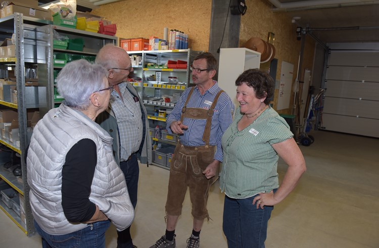 Edith und Hans Stirnimann (rechts), Inhaber der Elektro Stirnimann AG, im Gespräch mit Besucherin und Besucher. Foto Michael Wyss
