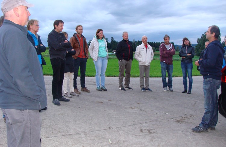 Paul Blaser (rechts) erklärt den Mitgliedern der Energie Ruswil Genossenschaft die Biogasanlage Hopösche. Foto zVg
