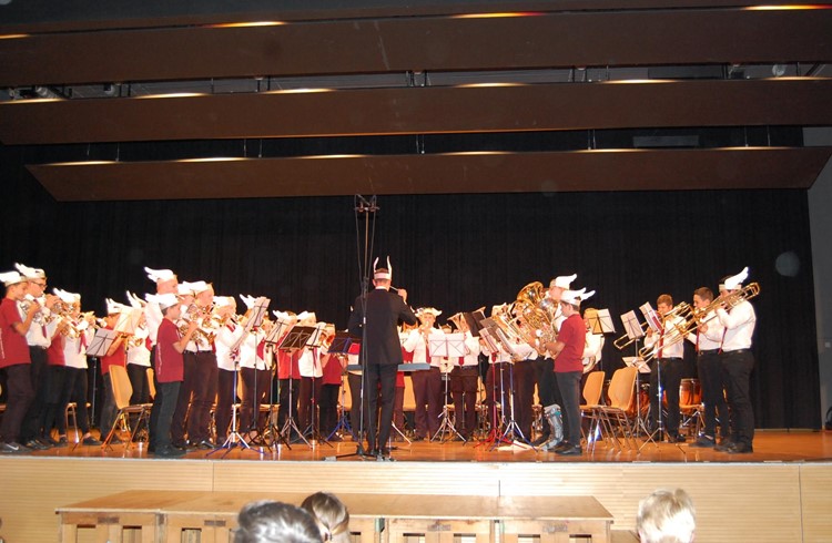 Die Young Brassers Beginners und die Young Brassers beim gemeinsamen Musizieren auf der Konzertbühne. Foto Willi Rölli