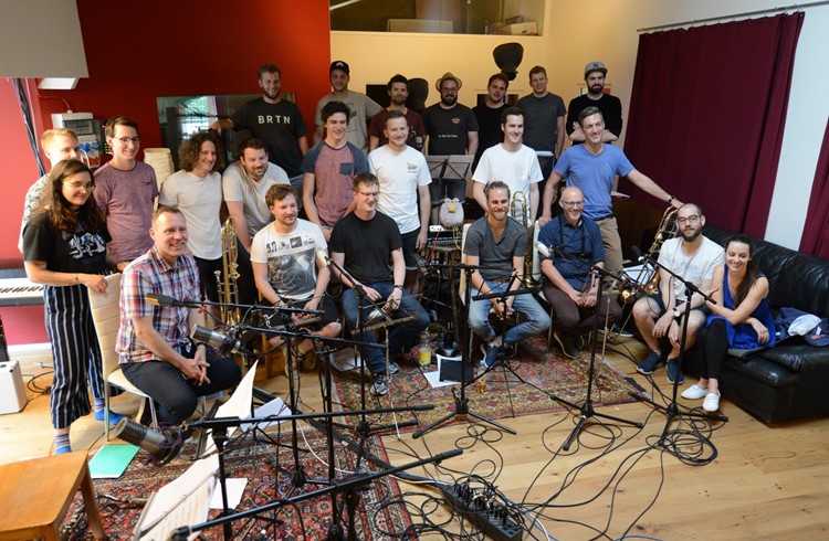 Die Funkyou Bigband mit einigen der Unterstützerinnen und Unterstützer in den Obernauer Soundfarm Studios. Foto zVg