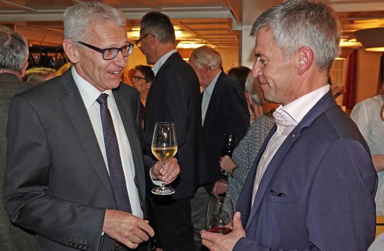 Gemeindepräsident Franzsepp Erni (rechts) und Nationalrat Leo Müller stossen auf die erfolgreiche Wiederwahl an. Foto Roland Meyer