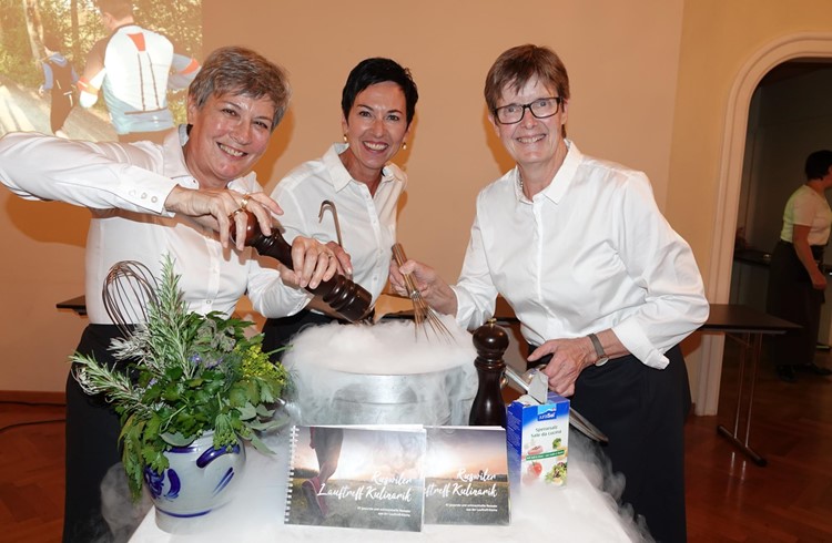 Das Kochbuch-Produktionsteam in Aktion: (von links) Claire Stadelmann, Antoinette Galliker und Rosy Schmidli. Foto Roland Meyer