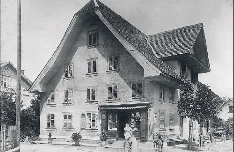 Das Pfisterhus in Grosswangen (hier um 1910) steht im neuen Buch von Paula Beck-Steiger «Frisches Brot» im Zentrum. Die Buchvernissage ist am Sonntag, 10. November 2019, 16.00 Uhr im Ochsensaal Grosswangen. Foto zVg