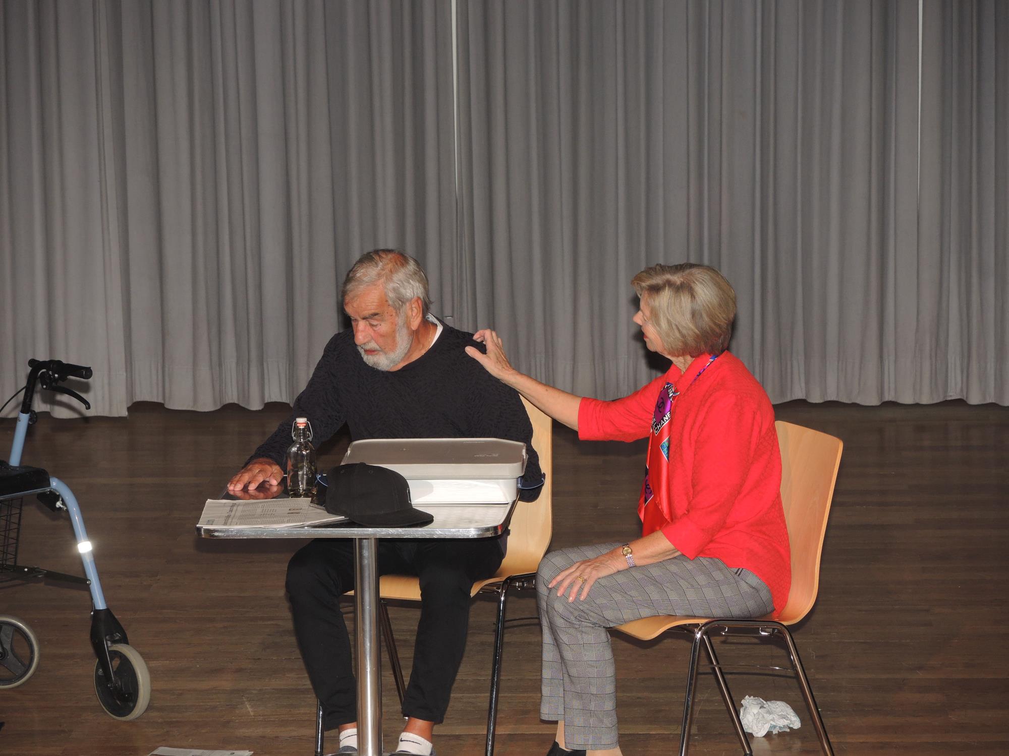 Einsamkeit im hohen Alter: Herr Brun (Sabi Birrer) und Frau Helfer vom Mahlzeitendienst (Rita Rüttimann) in einer Szene von Franz Stocker. Foto Josef Stirnimann-Maurer