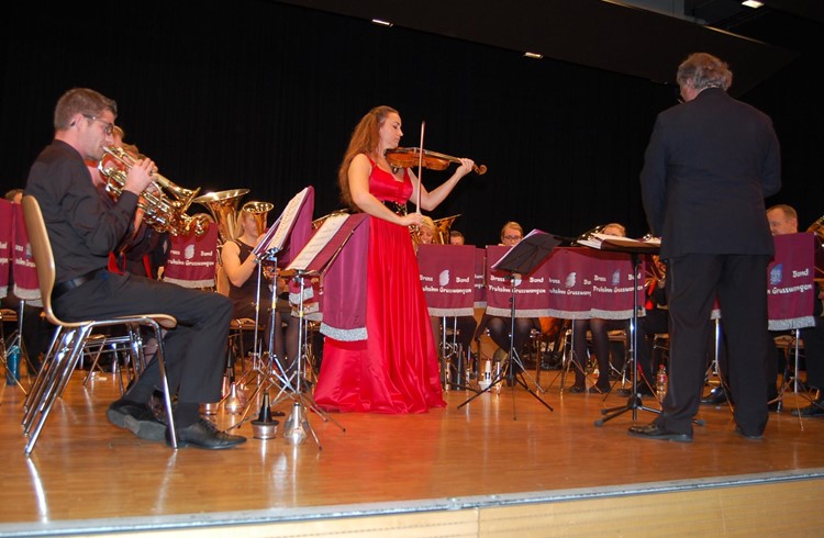 Sonja Jungblut mit ihrer Violine inmitten der Brass Band Frohsinn. Foto Willi Rölli