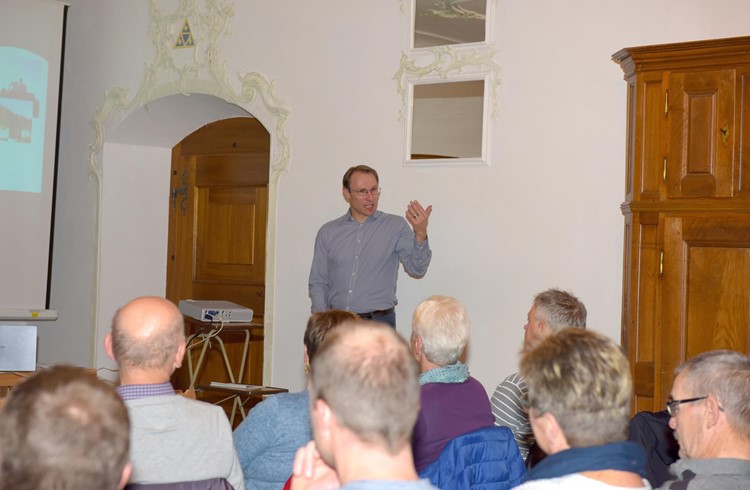Der Pastoralraumleiter Adrian Wicki bei seinen Ausführungen im Barocksaal in Werthenstein. Foto Michael Wyss