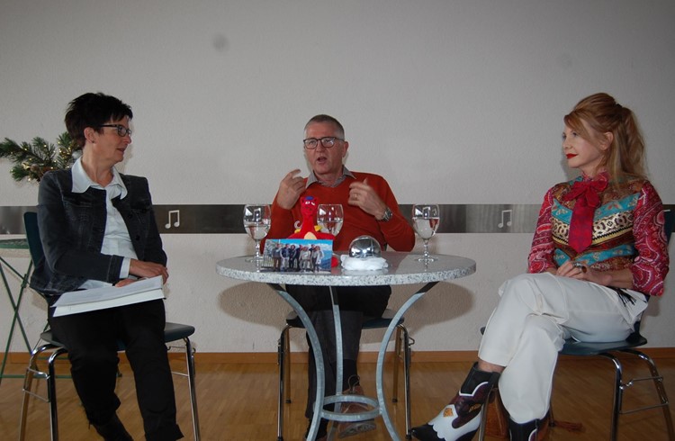 Die Gesprächsrunde beim «Persönlich» in Grosswangen: (von links) Astrid Schwarzentruber (Moderatorin), Godi Koch (CEO der Pilatusbahnen AG) und Elena Parris (Künstlerin) Foto Willi Rölli